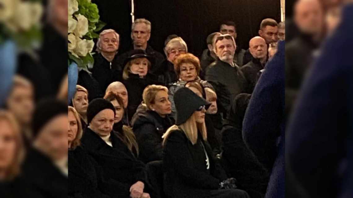 «Алла Борисовна, остановитесь!»: Пугачева в автомобиле потрясла поклонников