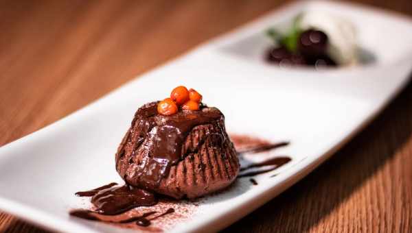 Пудинг «Dessert cioccolato birra e fragole»
